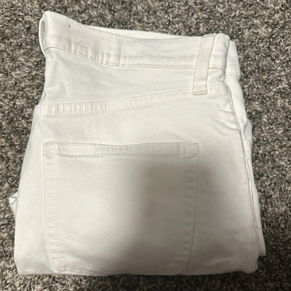 NWT! GAP High Rise Denim Bermuda Shorts with Washwell - Size 10/30R 🌊